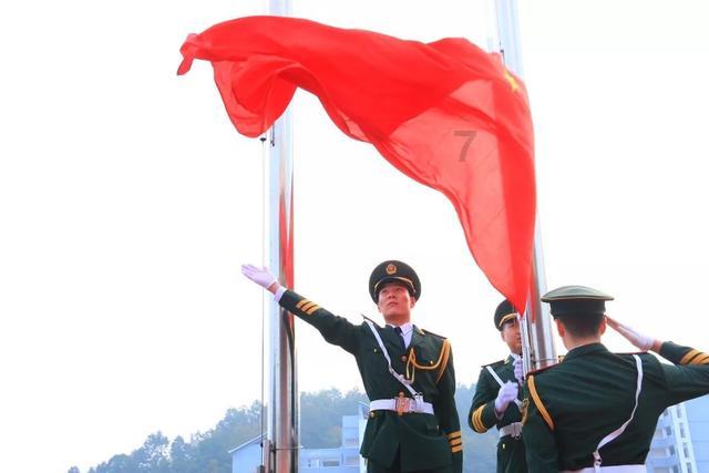 《故事里的中国》：重新演绎《渴望》，“现实版小芳”感恩养母